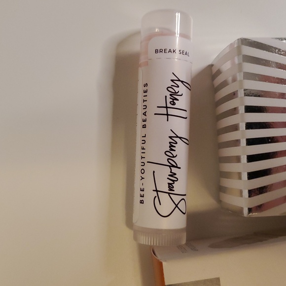 NEW Milk & Honey Revitalizing Roll-On Cuticle Oil - Milk & Honey - Picture 4 of 4